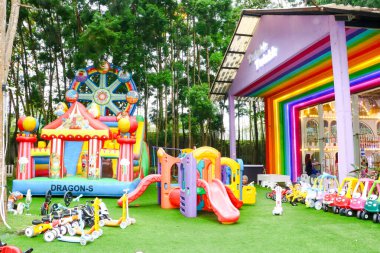 Lembang Yüzen Piyasa 'nın eğlence parkı tesislerinin bir parçası olan çocuklar için kiralık küçük elektrikli bir arabanın fotoğrafı. Bandung, 22 Temmuz 2025.