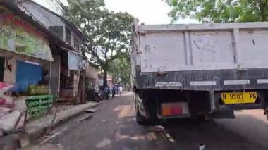 Sinematik 4K zaman tüneli Bandung şehrinin ana caddelerinin hareketli gündüz atmosferini yakalıyor. 5 Nisan 2025 'te Bandung' da motorsiklet ve arabaların yoğun olduğu yoğun trafik, günlük çalışanların yoğun eziyetlerini gözler önüne seriyor..