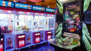 Game Station 'ın canlı aile atari salonunun fotografı yanıp sönen ışıklar ve eğlence merkezinde çeşitli beceri bazlı ödül kurtarma makineleri. Bandung, 22 Temmuz 2025.