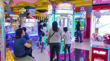 Game Station 'ın canlı aile atari salonunun fotografı yanıp sönen ışıklar ve eğlence merkezinde çeşitli beceri bazlı ödül kurtarma makineleri. Bandung, 22 Temmuz 2025.