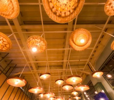 Modern iç mekan aydınlatma dekorasyonlarının fotoğrafı çok katlı bir alışveriş merkezinin içini aydınlatıyor.