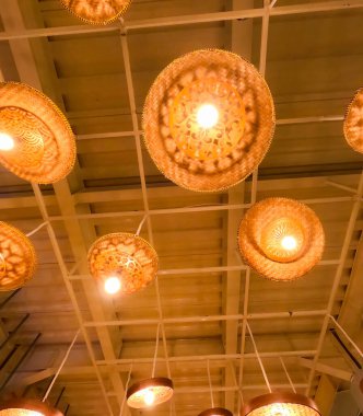 Modern iç mekan aydınlatma dekorasyonlarının fotoğrafı çok katlı bir alışveriş merkezinin içini aydınlatıyor.