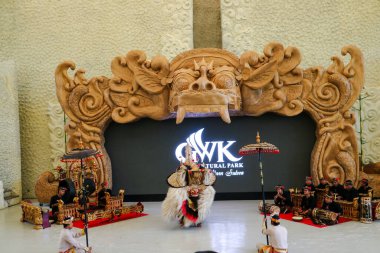 Endonezya, Bali 'de bir sahnede canlı gamelan müziği ve müzisyenlerle geleneksel bir kültürel dans sergileyen bir Balili Barong dansçısının fotoğrafı. Bali, 22 Temmuz 2025.