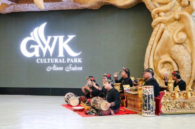 Endonezya, Bali 'de bir sahnede canlı gamelan müziği ve müzisyenlerle geleneksel bir kültürel dans sergileyen bir Balili Barong dansçısının fotoğrafı. Bali, 22 Temmuz 2025.