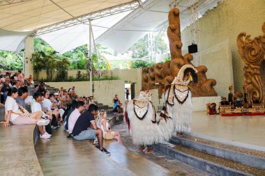 Endonezya, Bali 'de bir sahnede canlı gamelan müziği ve müzisyenlerle geleneksel bir kültürel dans sergileyen bir Balili Barong dansçısının fotoğrafı. Bali, 22 Temmuz 2025.