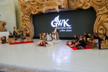 Endonezya, Bali 'de bir sahnede canlı gamelan müziği ve müzisyenlerle geleneksel bir kültürel dans sergileyen bir Balili Barong dansçısının fotoğrafı. Bali, 22 Temmuz 2025.