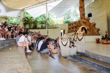 Endonezya, Bali 'de bir sahnede canlı gamelan müziği ve müzisyenlerle geleneksel bir kültürel dans sergileyen bir Balili Barong dansçısının fotoğrafı. Bali, 22 Temmuz 2025.