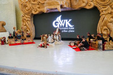 Endonezya, Bali 'de bir sahnede canlı gamelan müziği ve müzisyenlerle geleneksel bir kültürel dans sergileyen bir Balili Barong dansçısının fotoğrafı. Bali, 22 Temmuz 2025.