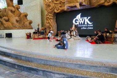 Endonezya, Bali 'de bir sahnede canlı gamelan müziği ve müzisyenlerle geleneksel bir kültürel dans sergileyen bir Balili Barong dansçısının fotoğrafı. Bali, 22 Temmuz 2025.