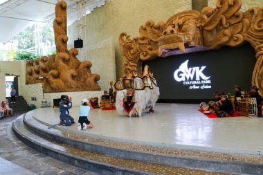 Endonezya, Bali 'de bir sahnede canlı gamelan müziği ve müzisyenlerle geleneksel bir kültürel dans sergileyen bir Balili Barong dansçısının fotoğrafı. Bali, 22 Temmuz 2025.