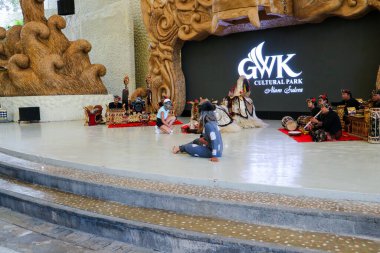 Endonezya, Bali 'de bir sahnede canlı gamelan müziği ve müzisyenlerle geleneksel bir kültürel dans sergileyen bir Balili Barong dansçısının fotoğrafı. Bali, 22 Temmuz 2025.