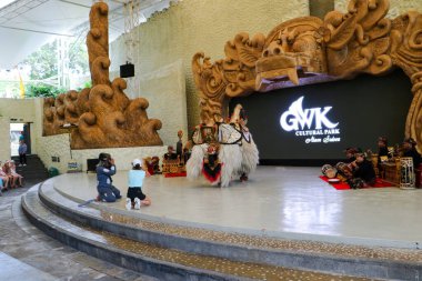Endonezya, Bali 'de bir sahnede canlı gamelan müziği ve müzisyenlerle geleneksel bir kültürel dans sergileyen bir Balili Barong dansçısının fotoğrafı. Bali, 22 Temmuz 2025.