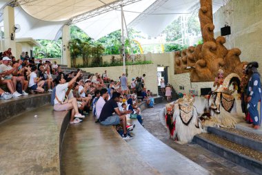 Endonezya, Bali 'de bir sahnede canlı gamelan müziği ve müzisyenlerle geleneksel bir kültürel dans sergileyen bir Balili Barong dansçısının fotoğrafı. Bali, 22 Temmuz 2025.