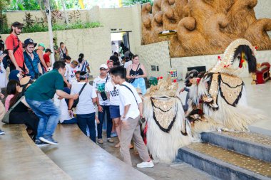 Turist ve yerlilerin fotoğrafları, Endonezya 'nın Bali kentinde düzenlenen canlı kültürel Barong dans gösterisini izlemek ve selfie çekmek için bir araya geldi. Bali, 22 Temmuz 2025.