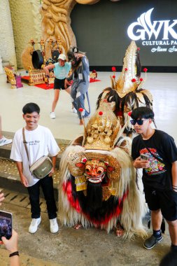 Turist ve yerlilerin fotoğrafları, Endonezya 'nın Bali kentinde düzenlenen canlı kültürel Barong dans gösterisini izlemek ve selfie çekmek için bir araya geldi. Bali, 22 Temmuz 2025.