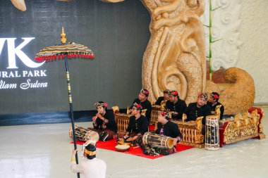 Balili müzisyenlerin kapalı alandaki kültürel performansları sırasında geleneksel gamelan enstrümanları çalarken çekilmiş bir fotoğraf. Altın madalyalı tören kıyafetleri giyiyorlar. Bali, 22 Temmuz 2025.