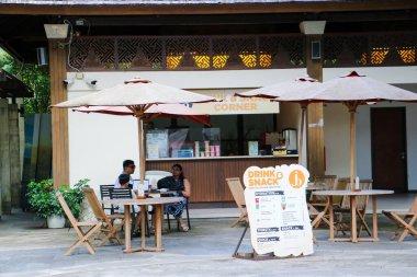 GWK Kültür Parkı ana girişinin fotoğrafı. Birden fazla bilet gişesi, bilgi merkezi ve ziyaretçi kuyruğu engelleri var. Bali, 1 Mayıs 2025