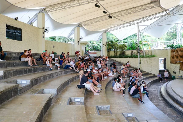 Endonezya, Bali 'de bir sahnede canlı gamelan müziği ve müzisyenlerle geleneksel bir kültürel dans sergileyen bir Balili Barong dansçısının fotoğrafı. Bali, 22 Temmuz 2025.