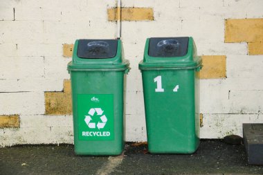 GWK Bali 'de sunulan çevre tesisleri kapsamında kamu kullanımına açık beyaz logolu iki büyük açık hava geri dönüşüm kutusunun fotoğrafı. Bali, 1 Mayıs 2025.