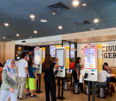 Gündüzleri Endonezya 'da hareketli bir McDonalds fast-food işletmesi. Müşteriler 1 Ekim 2025 'te Bandung' da sosyalleşiyor ve yemek yiyorlar.