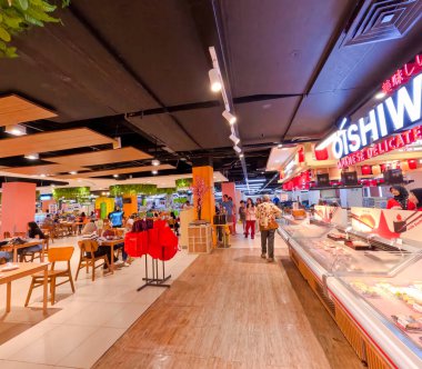 Bir alışveriş merkezinde modern yemek salonu. İnsanlar günlük, temiz mekanlarda yemek yiyor ve sosyalleşiyorlar. Bandung 5 Temmuz 2025