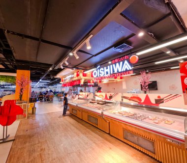 Bir alışveriş merkezinde modern yemek salonu. İnsanlar günlük, temiz mekanlarda yemek yiyor ve sosyalleşiyorlar. Bandung 5 Temmuz 2025