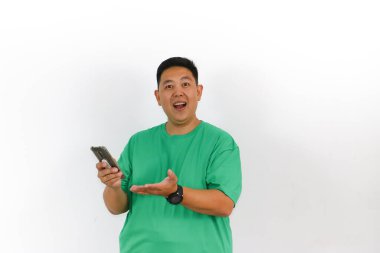 Telefona sarılıp el ele tutuşan neşeli adam, beyaz arka planda izole edilmiş, mesaj için yer var..