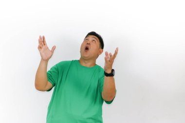 Şaşırmış Endonezyalı bir erkek, gerçekten harika görünüyor. Beklenmedik bir olaya ya da heyecan dolu yeni bir ürün tanıtımına tepki veriyor..