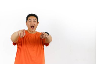 Şaşırmış, ağzı açık Asyalı bir adam sağ işaret parmağını boş fotokopi alanına doğru gösteriyor ve heyecanlı bir şekilde önemli bir şey gösteriyor..