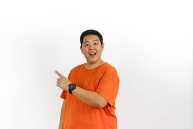 Şaşırmış, ağzı açık Asyalı bir adam sağ işaret parmağını boş fotokopi alanına doğru gösteriyor ve heyecanlı bir şekilde önemli bir şey gösteriyor..