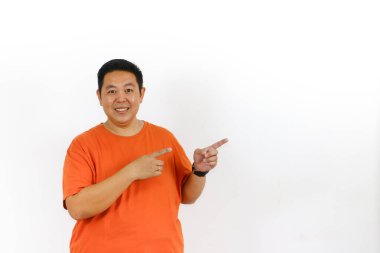 Şaşırmış, ağzı açık Asyalı bir adam sağ işaret parmağını boş fotokopi alanına doğru gösteriyor ve heyecanlı bir şekilde önemli bir şey gösteriyor..