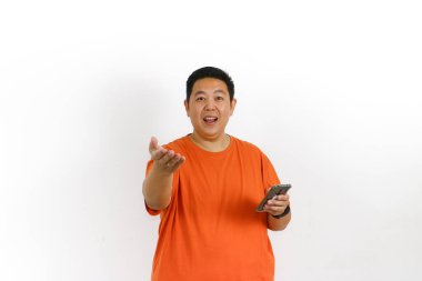 Mobil bir cihazla etkileşen neşeli, bakımlı bir bireyin stüdyo portresi, tanımlama doğrulama, uygulama kullanımı, başarı, bilgi paylaşımı ve çevrimiçi olarak yeni fırsatlar öneriyor.