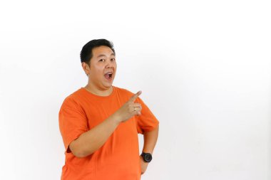 Adam mutlu bir ifadeyle stüdyoda poz veriyor, yenilik kavramları, başarılı problem çözme, yeni bir plan veya akla gelen parlak bir fikir öneriyor..