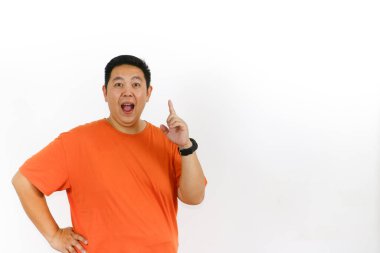 Adam mutlu bir ifadeyle stüdyoda poz veriyor, yenilik kavramları, başarılı problem çözme, yeni bir plan veya akla gelen parlak bir fikir öneriyor..