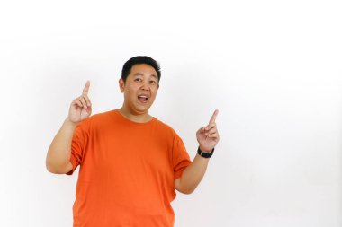 Adam mutlu bir ifadeyle stüdyoda poz veriyor, yenilik kavramları, başarılı problem çözme, yeni bir plan veya akla gelen parlak bir fikir öneriyor..