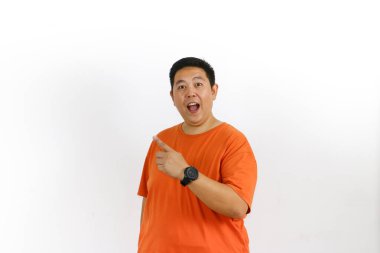 Çekici Asyalı adam az önce düşündüğü önemli ayrıntılara ya da özelliklere vurgu yapmak için şaşırmış bir ifadeyle parmağını kaldırdı..