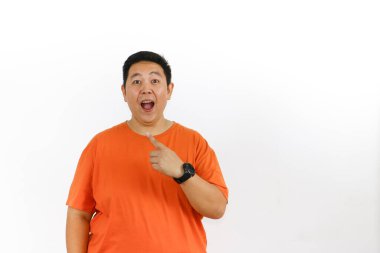 Çekici Asyalı adam az önce düşündüğü önemli ayrıntılara ya da özelliklere vurgu yapmak için şaşırmış bir ifadeyle parmağını kaldırdı..