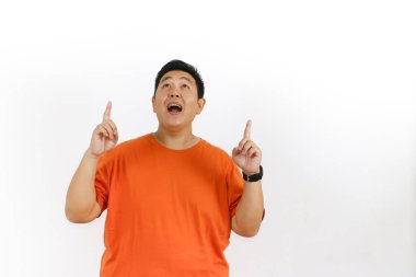 Çekici Asyalı adam az önce düşündüğü önemli ayrıntılara ya da özelliklere vurgu yapmak için şaşırmış bir ifadeyle parmağını kaldırdı..