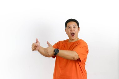 Şaşırmış, ağzı açık Asyalı bir adam iki eliyle iki coşkulu baş parmak hareketi yapıyor. Heyecan, onay ve tam bir uzlaşma..