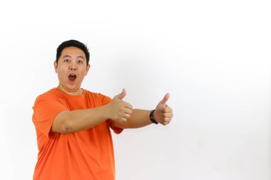 Şaşırmış, ağzı açık Asyalı bir adam iki eliyle iki coşkulu baş parmak hareketi yapıyor. Heyecan, onay ve tam bir uzlaşma..