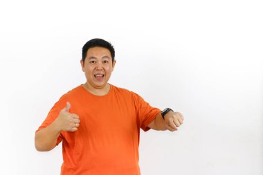 Kol saatini gösteren Endonezyalı bir erkeğin portresi. Kopya alanı olan beyaz bir stüdyoda izole edilmiş..