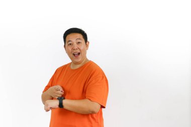 Kol saatini gösteren Endonezyalı bir erkeğin portresi. Kopya alanı olan beyaz bir stüdyoda izole edilmiş..