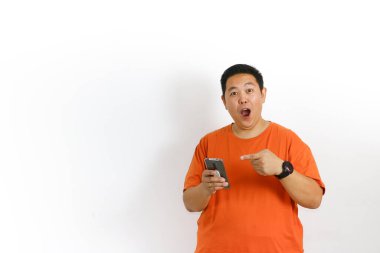 Akıllı telefonunda yenilikçi bir çözüm bulduktan sonra mutlu yetişkin erkek kendini zeki hissediyor. Beyaz arka planda izole edilmiş bir fikir veriyor..