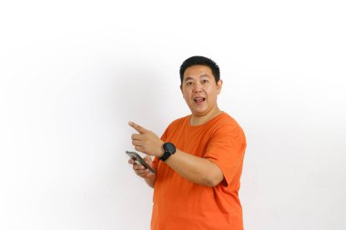 Akıllı telefonunda yenilikçi bir çözüm bulduktan sonra mutlu yetişkin erkek kendini zeki hissediyor. Beyaz arka planda izole edilmiş bir fikir veriyor..