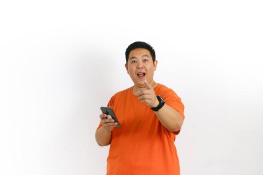 Akıllı telefonunda yenilikçi bir çözüm bulduktan sonra mutlu yetişkin erkek kendini zeki hissediyor. Beyaz arka planda izole edilmiş bir fikir veriyor..