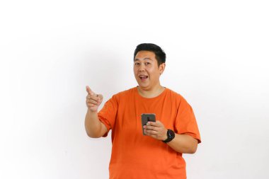 Akıllı telefonunda yenilikçi bir çözüm bulduktan sonra mutlu yetişkin erkek kendini zeki hissediyor. Beyaz arka planda izole edilmiş bir fikir veriyor..