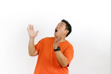 Elleri havada keyifli bir adam, sürpriz ve heyecanı ifade ediyor, beklenmedik geliri, büyük kazancı ve parasal kazancı simgeliyor..