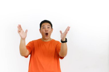 Elleri havada keyifli bir adam, sürpriz ve heyecanı ifade ediyor, beklenmedik geliri, büyük kazancı ve parasal kazancı simgeliyor..