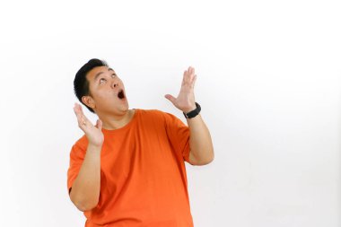 Elleri havada keyifli bir adam, sürpriz ve heyecanı ifade ediyor, beklenmedik geliri, büyük kazancı ve parasal kazancı simgeliyor..