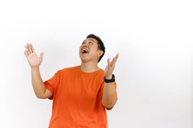 Asyalı adam ağzı ve elleri açık gülümsüyor, inanılmaz bir olayı kutluyor ve kişisel şansı veya serveti aniden artıyor..